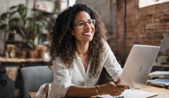 Une femme choisit son statut de freelance